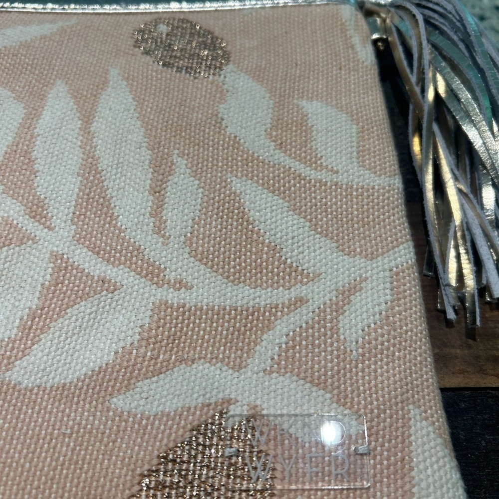 RARE- WKND-WYFR Elegant Beige Floral Clutch/Crossbody - Picture 3 of 6